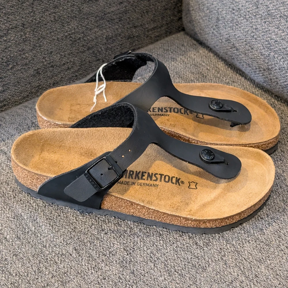 Birkenstock Gizeh Thong Sandals in Black